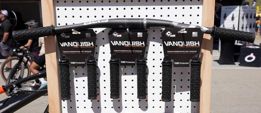 Гріпси ODI Vanquish, v2.1 Lock-On ,MTB , Closed End Graphite